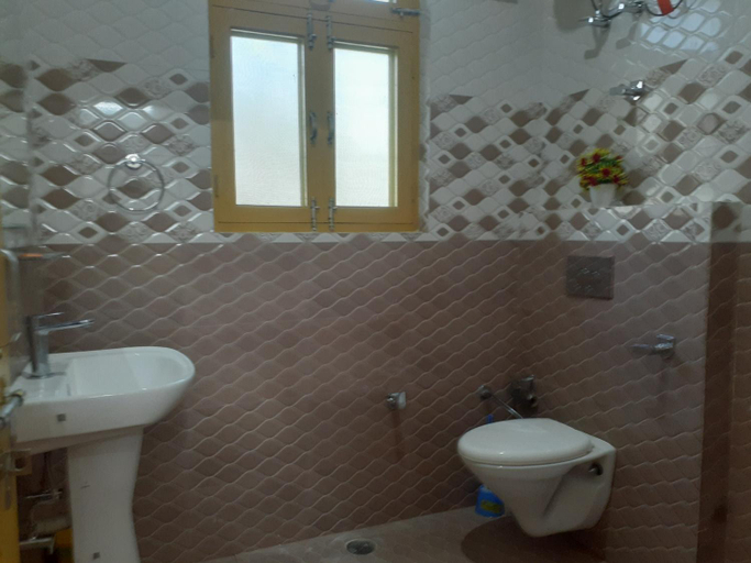 Bathroom 2, Gazing Moon Homestay, Kullu