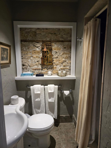 Bathroom 4, Breadalbane Inn, Wellington