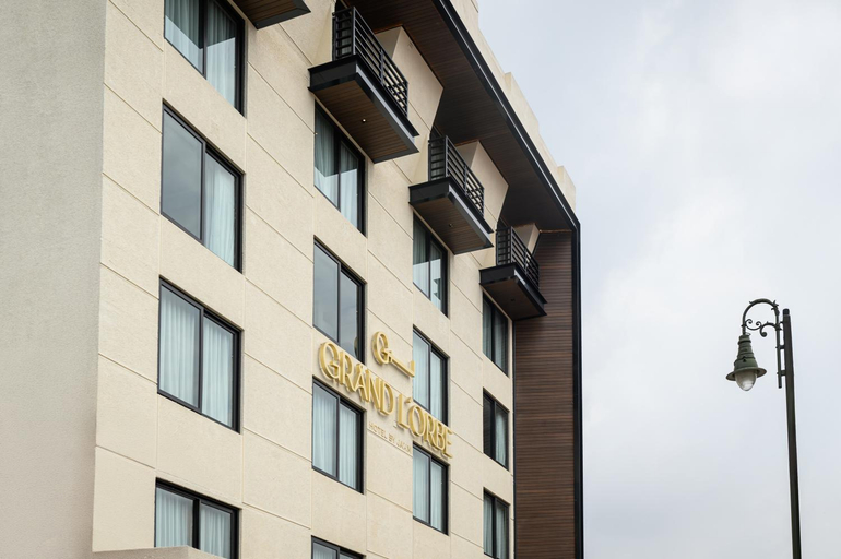 Exterior & Views