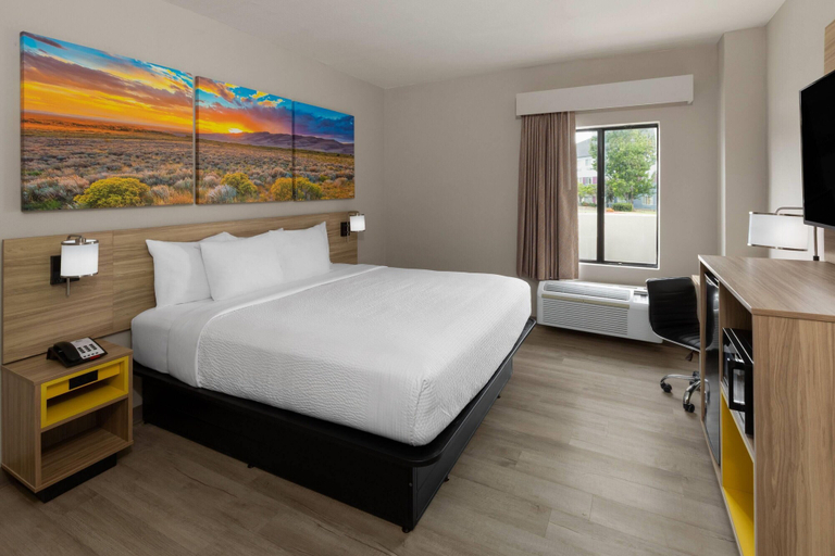 Bedroom 3, Days Inn by Wyndham Tulsa Central, Tulsa