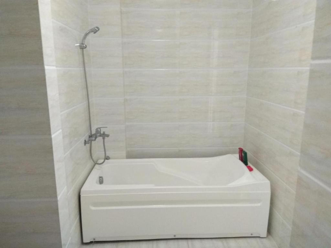 Bathroom, Nha Khach 683 DN - by BAY LUXURY, Da Nang