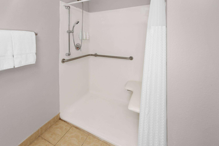 Bathroom 4, Days Inn by Wyndham Shelby, Cleveland