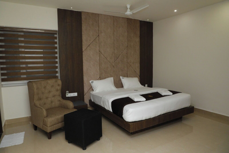 Bedroom 2, Senthur Inn Vellore By K Hotels, Vellore
