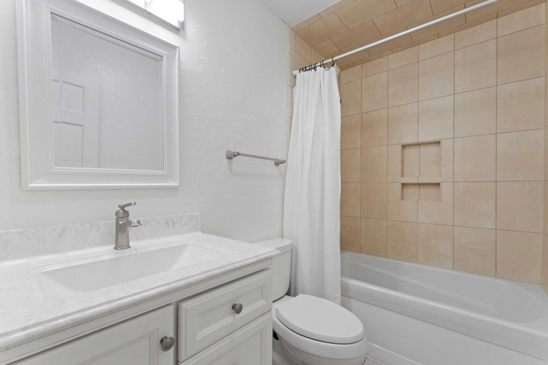 Bathroom 4, Shades of Summer by Avantstay Gazebo, Dock, View, Lincoln