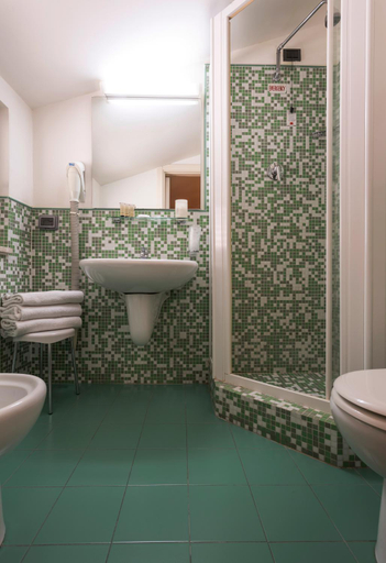 Bathroom 4, Hotel Montreal, Ragusa
