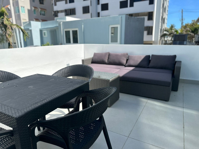 Balcony 4, Gorgeous 1-Bedroom Beachside Suite