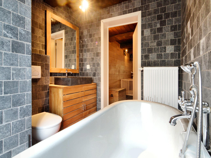 Others 4, Walk Luxury Stay with Pool, Liège