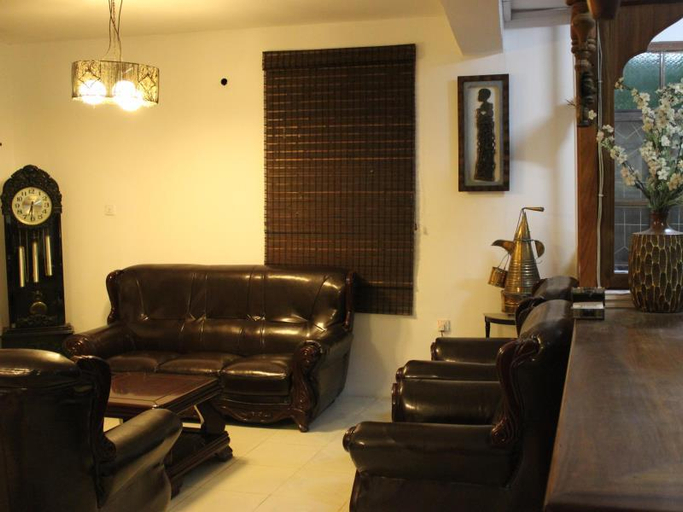Public Area, Safari House, Mjini