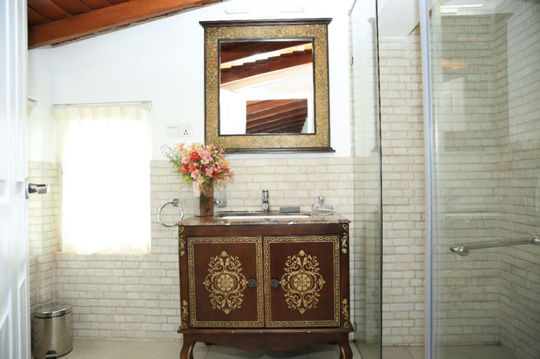 Bathroom 3, Pedro Barn, Nuwara Eliya