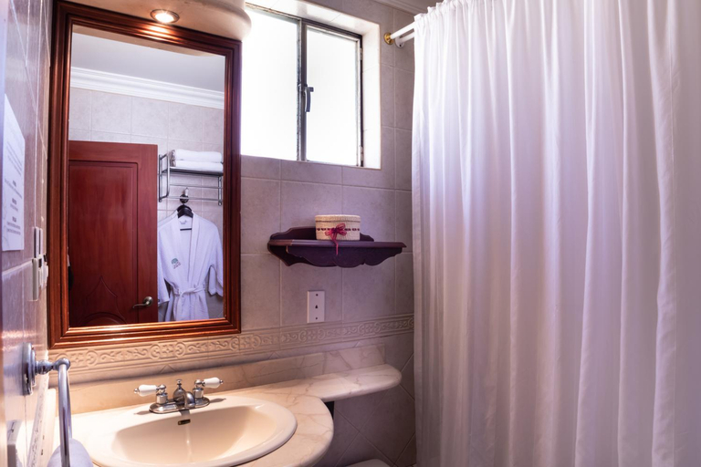 Bathroom 3, Casa Aliso Hotel Boutique, Quito