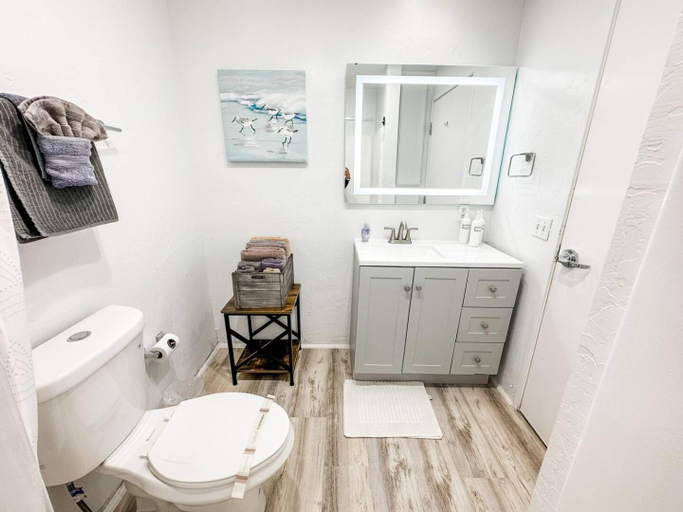 Bathroom 3, 2BR Walk to Convention Center Free Parking, San Diego