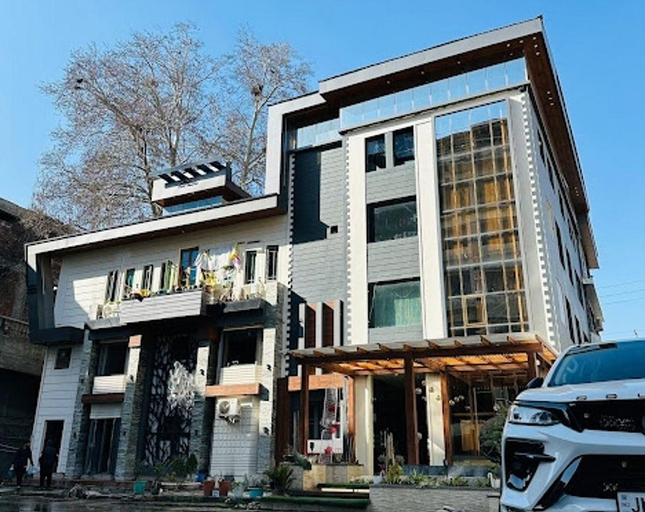 Exterior & Views