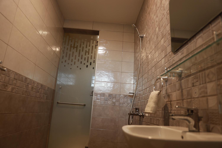 Bathroom 3, Aleri's Garden, Dangbe West