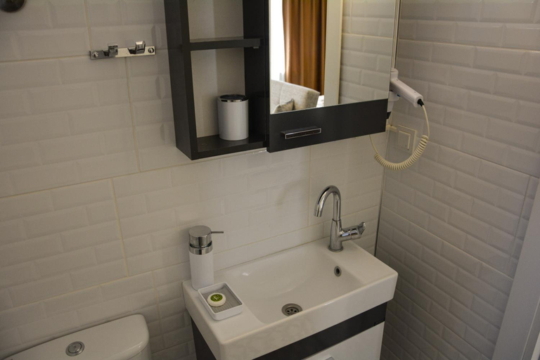 Bathroom 2, Ilcayto Rooms, Foça