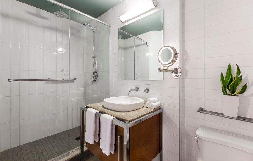 Bathroom 5, Hotel Le Crystal Montreal, Montréal