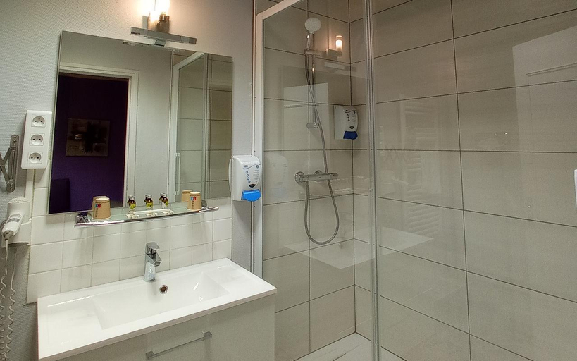 Bathroom 3, Logis Hotel Le Bocage, Allier