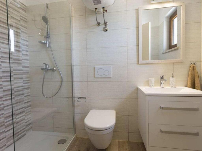 Bathroom 3, Nina with a heated pool, Marčana