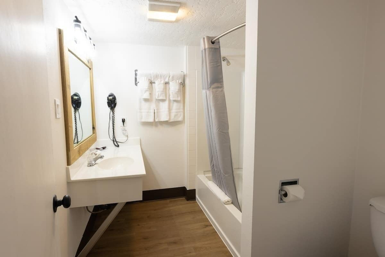 Bathroom, The Golden Spurs, Garfield