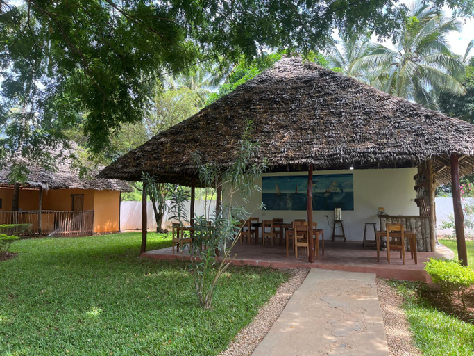 Food & Drinks 3, Calamari Beach Resort, Magharibi