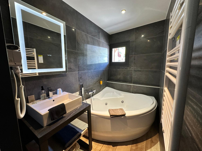 Bathroom 3, Hotel-Chalet les Melezes, Savoie