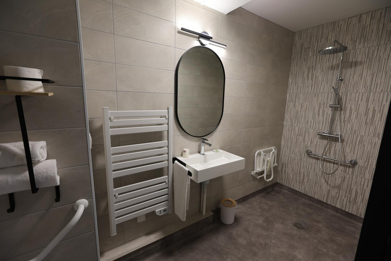 Bathroom 4, HOTEL RESTAURANT CIRIUS, Loire