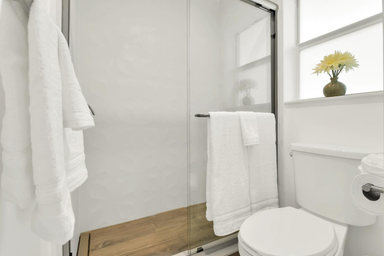 Bathroom 4, The Shores Hotel, Broward