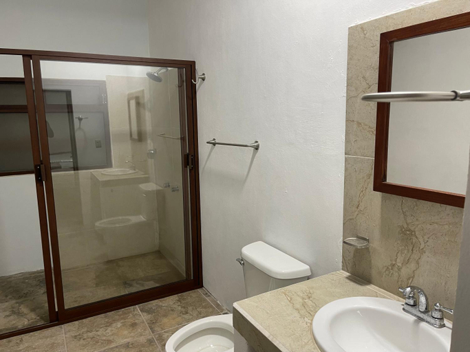 Bathroom, Hotel casa teresa cafe galeria, Dist. Juchitan