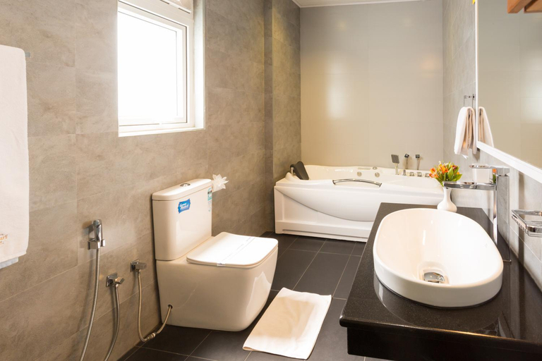 Bathroom 4, Hotel Grand Turf, Nuwara Eliya
