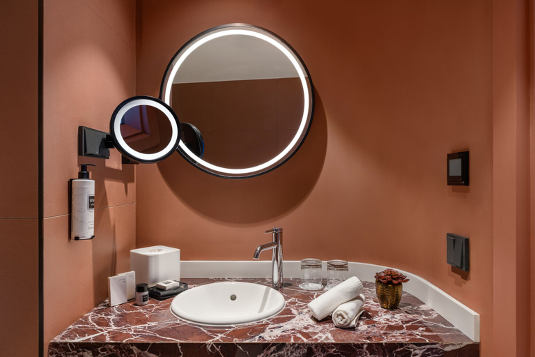 Bathroom 4, Leon Hotel & Lounge, Budapesti