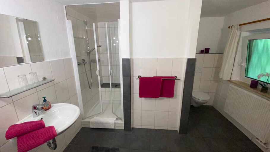 Bathroom 3, Gastehaus Staller inkl. Chiemgaukarte, Traunstein