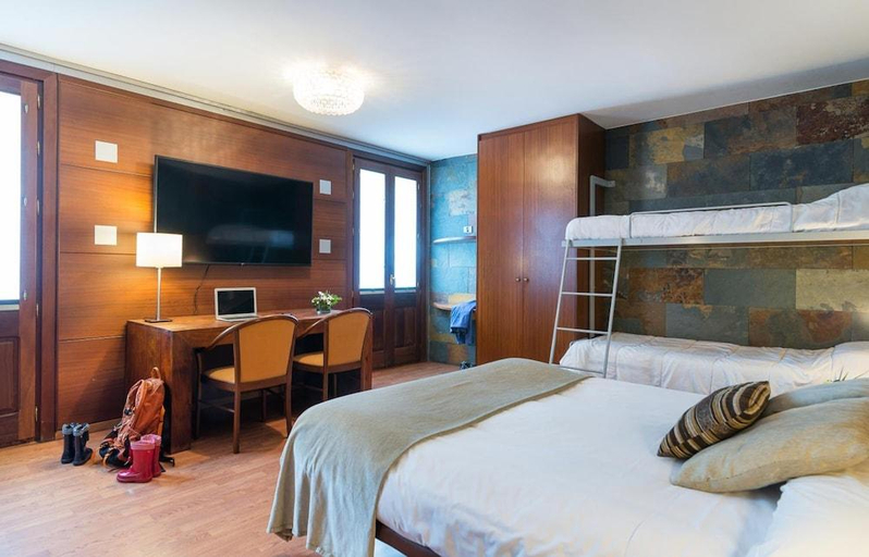 Bedroom 3, Hotel Els Cacadors de Ribes, Girona