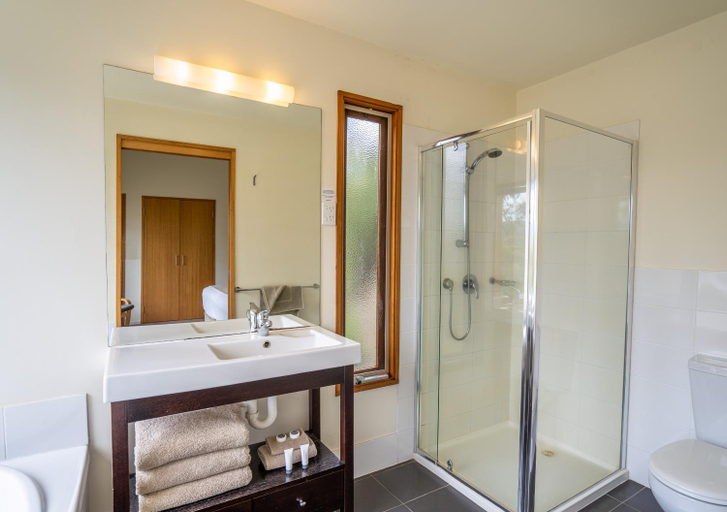 Bathroom 4, Stewarts Bay Lodge, Tasman