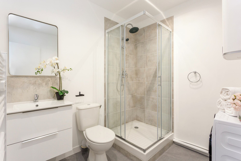 Bathroom 3, Family Suites - Martin III-IV, Paris
