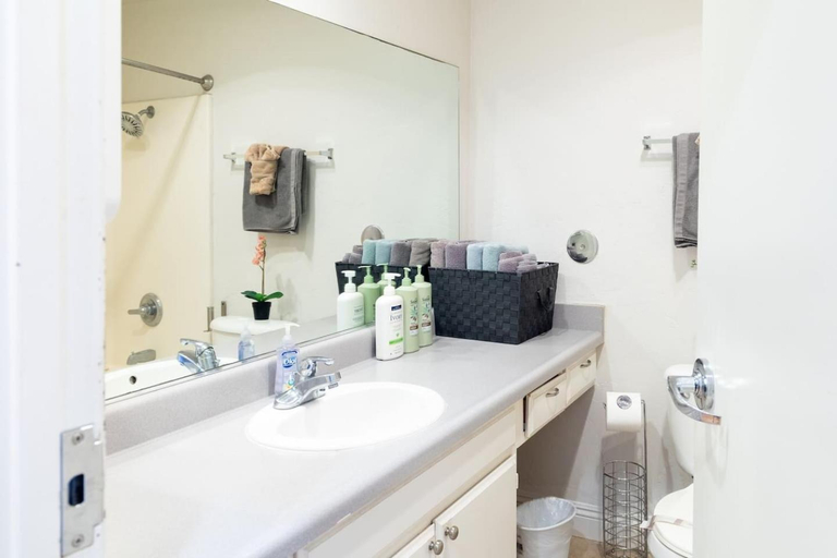 Bathroom, Walk to Conv Center Free Parking 4 Beds, San Diego