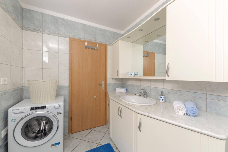 Bathroom 5, Serene Retreat Apartments, Koper