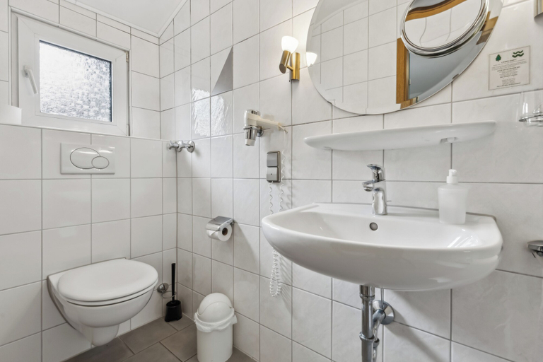 Bathroom 5, Hotel zum Erwin, Karlsruhe
