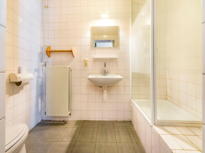 Bathroom 3, De Appelgaard Voeren Estate, Limburg