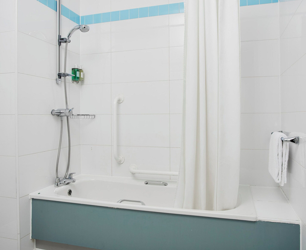 Bathroom 5, Leonardo Hotel Southampton, Southampton