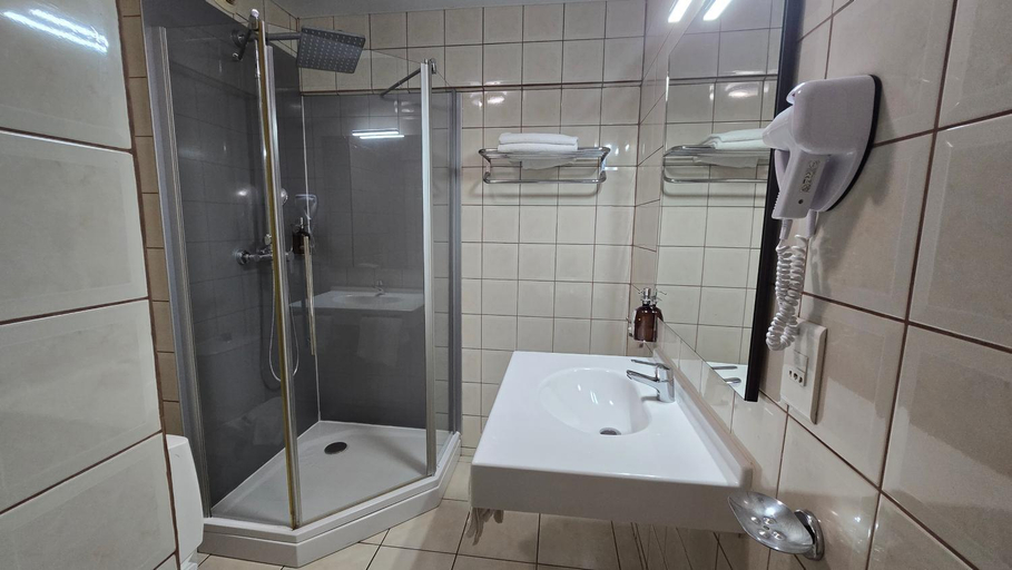 Bathroom 3, Central Hotel Cayenne, Rémire-Montjoly