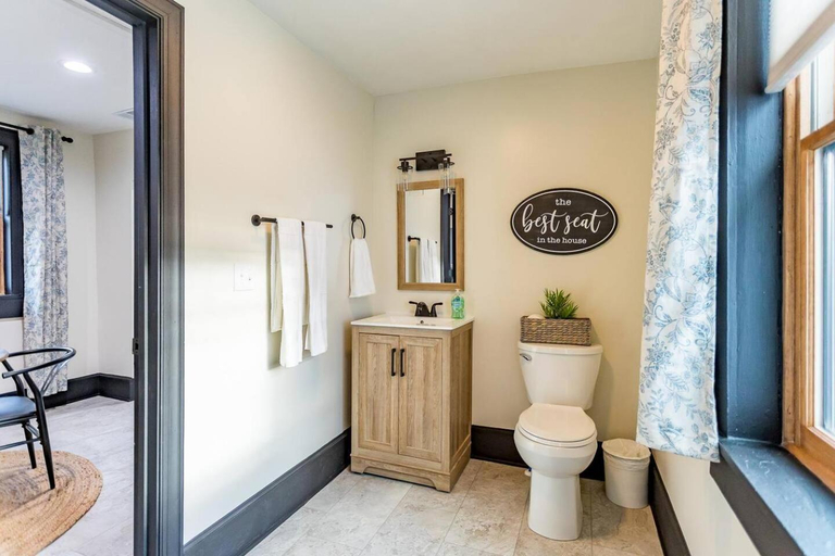 Bathroom, Charming Loft Escape Walk to River & Restaurants, Rockingham