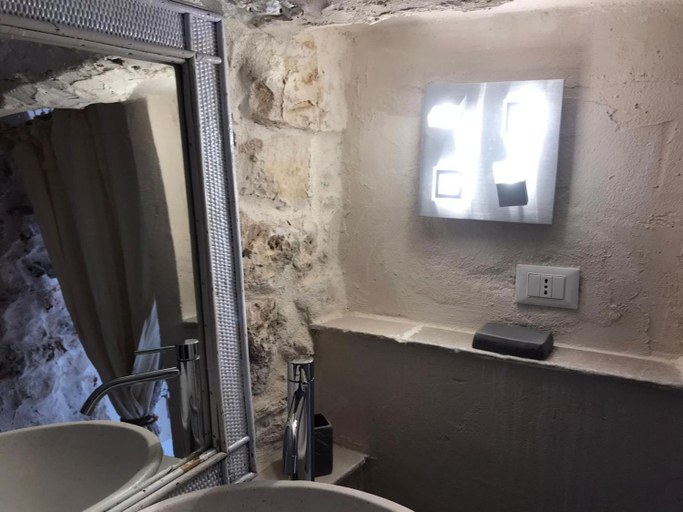 Bathroom 4, Trullo Dellorto Ostuni, Brindisi