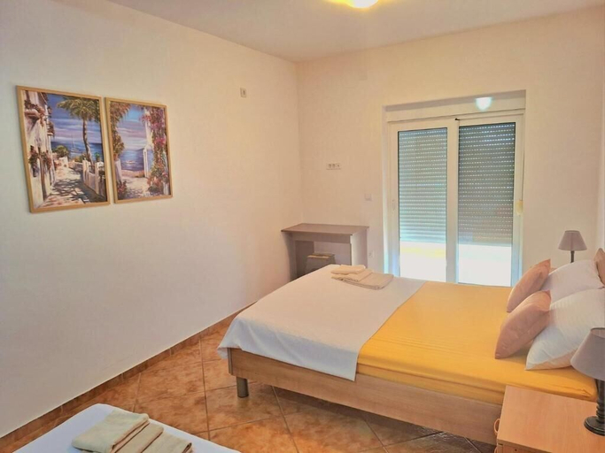 Room 5, Sea Whisper Apartment