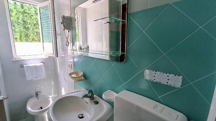 Bathroom 4, La Scogliera, Napoli