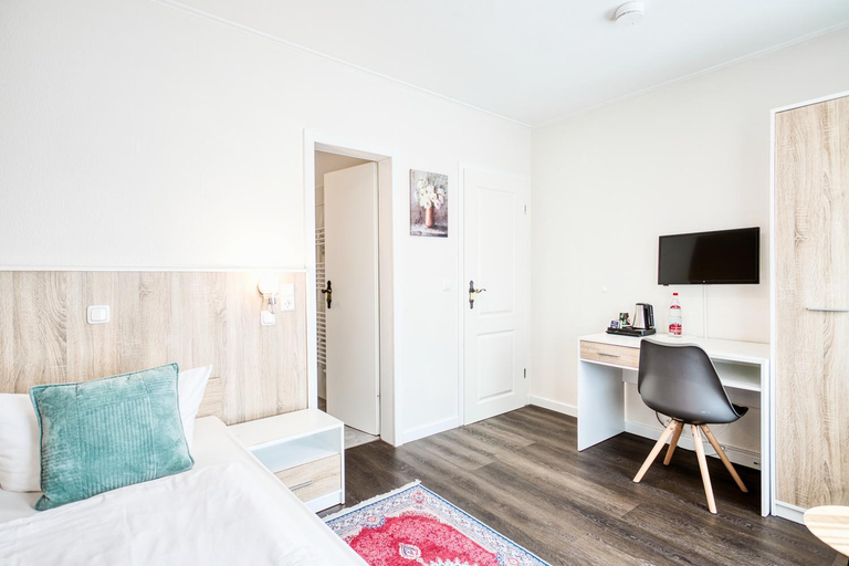 Bedroom 5, Hotel Oldesloer Hof, Stormarn