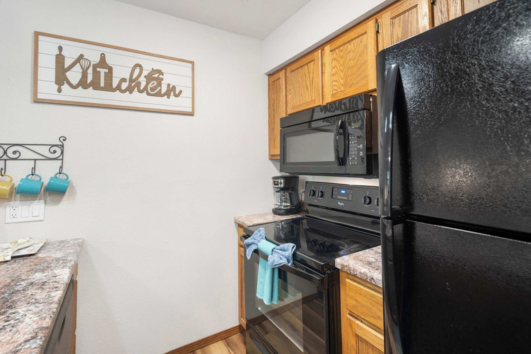 Private kitchen 4, The Greenview Haven: Cozy For 6!, Stone