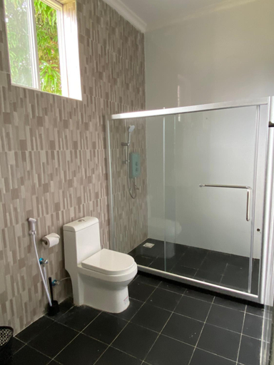 Bathroom 2, Calamari Beach Resort, Magharibi