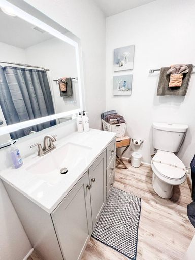Bathroom, 2BR Top Floor Suite Free Parking - Conv Center, San Diego