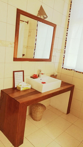 Bathroom 5, Albatross Ocean View Hotel, Kusini