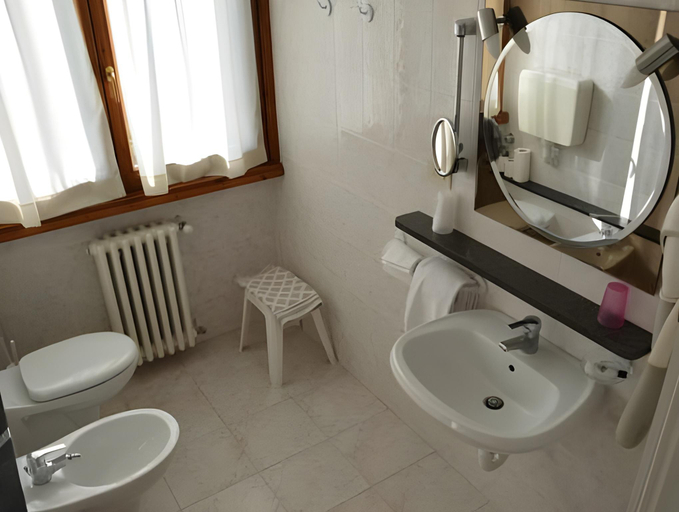Bathroom 5, Hotel Plaza Tabiano, Parma