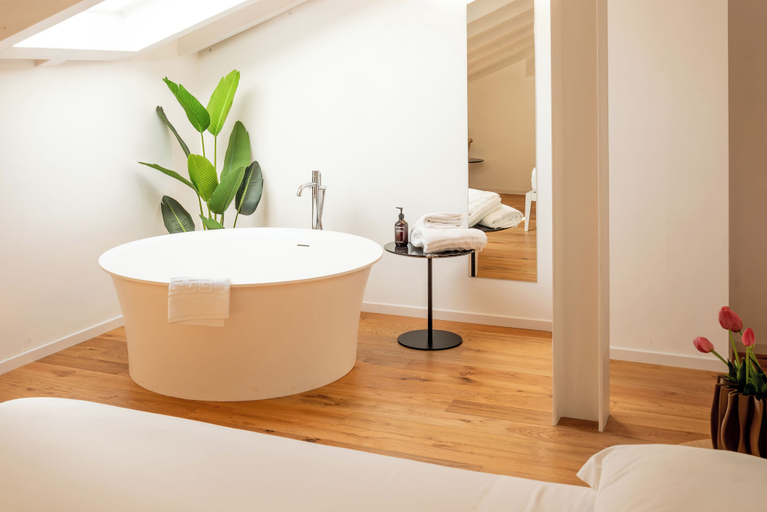 Bathroom 4, Palazzo Sant'Agostino by The First, La Spezia